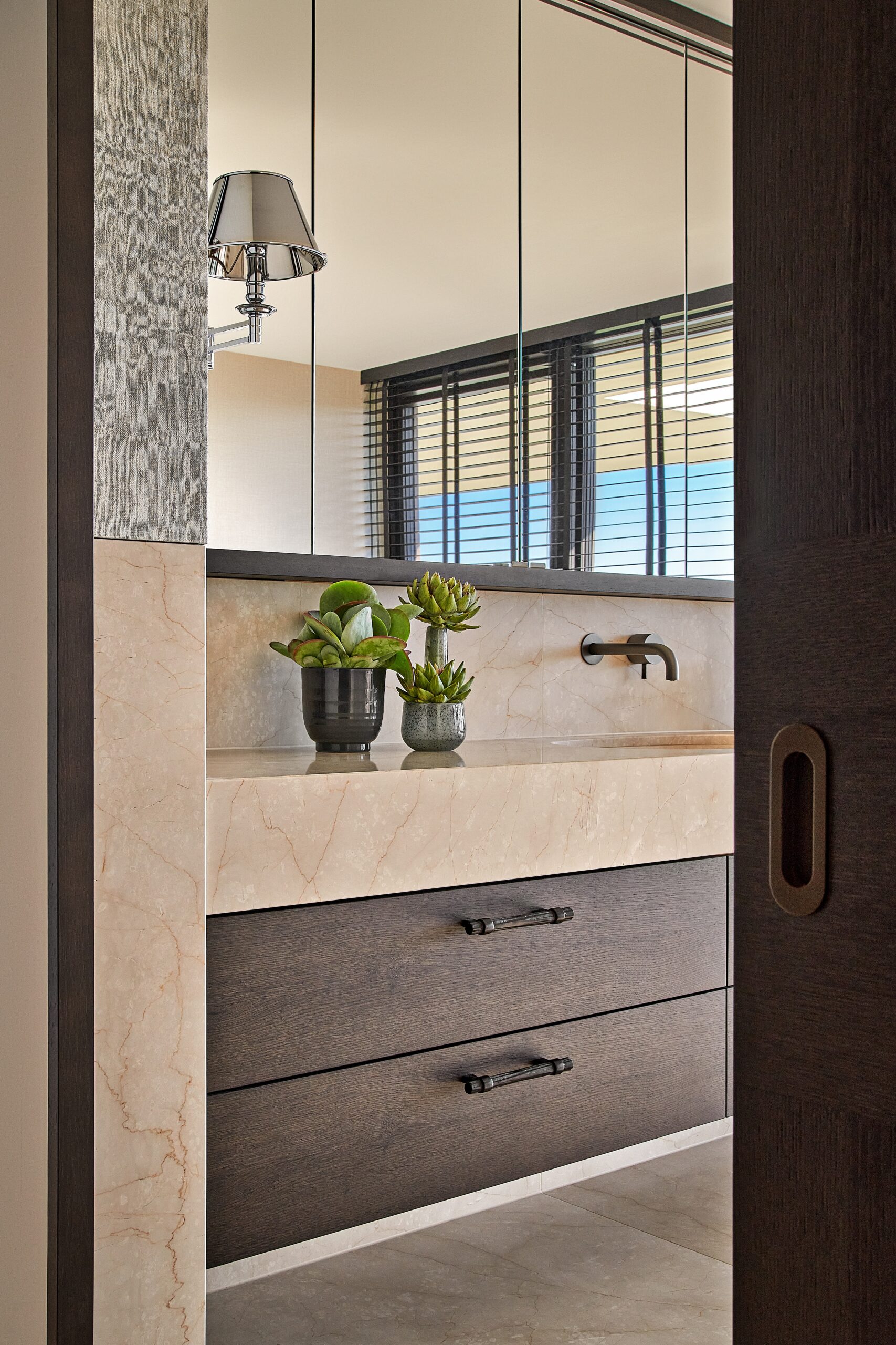 Detail aus dunkler Eiche und beige Marmor