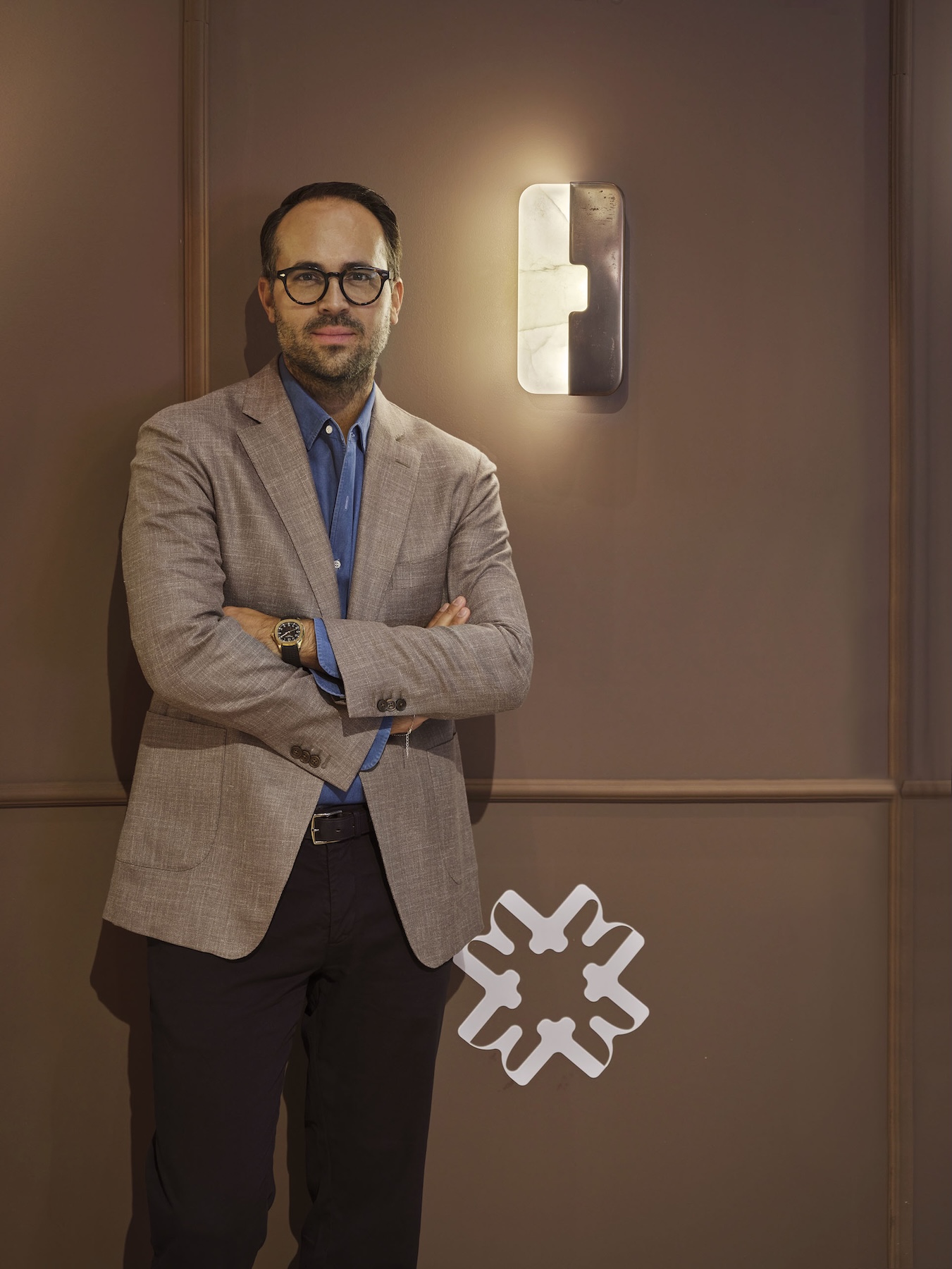 Star-Architekt Thomas Mang mit Design-Leuchte LIAISON