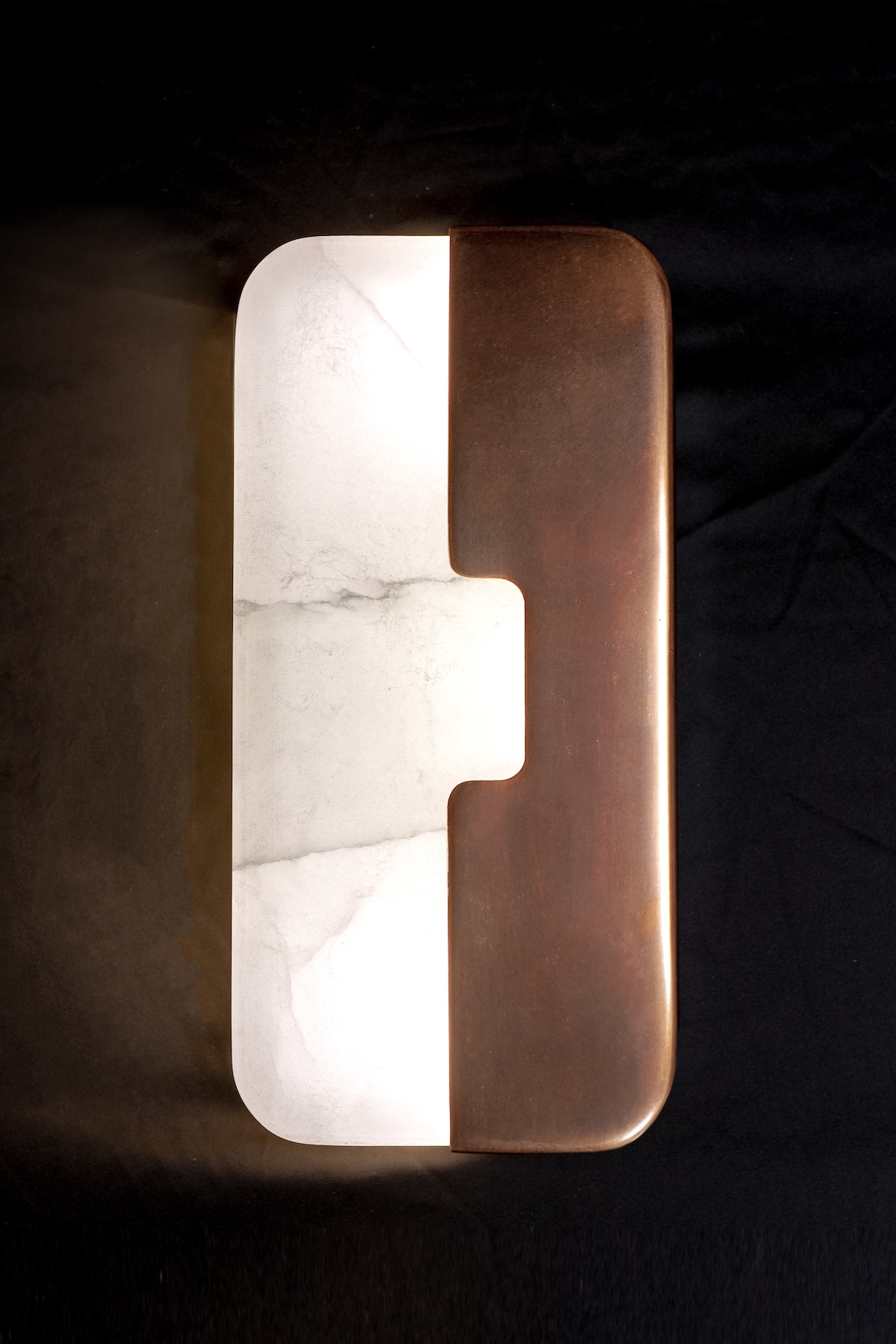 Interior Design-Leuchte LIAISON von Star-Architekt Thomas Mang und Cinabre Gallery aus Alabaster und Bronze.