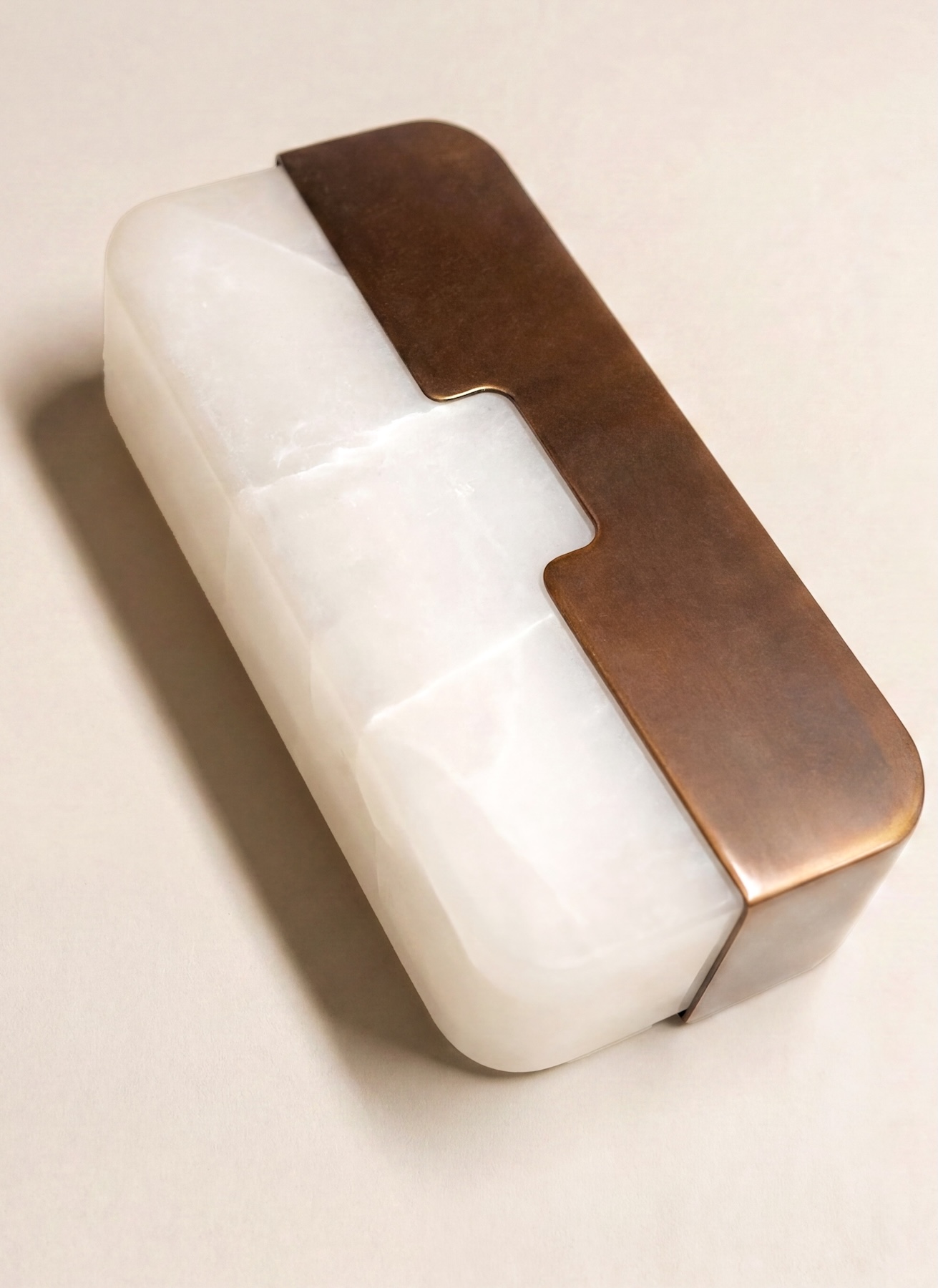 Interior Design-Leuchte LIAISON von Star-Architekt Thomas Mang und Cinabre Gallery aus Alabaster und Bronze.