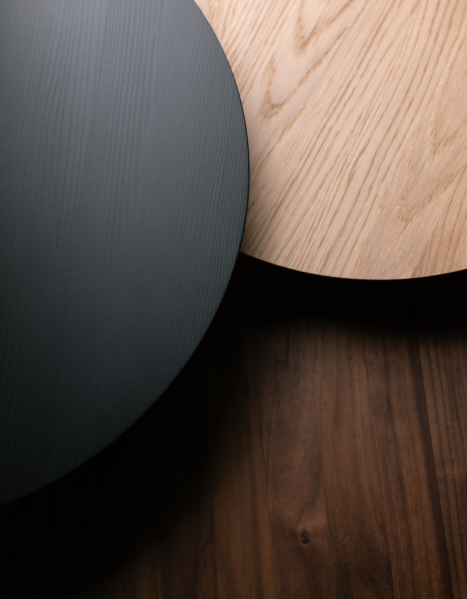 Detail der Tischplatten von LIGNA in Schwarz und Eiche – Massivholz-Beistelltisch von Thomas Mang