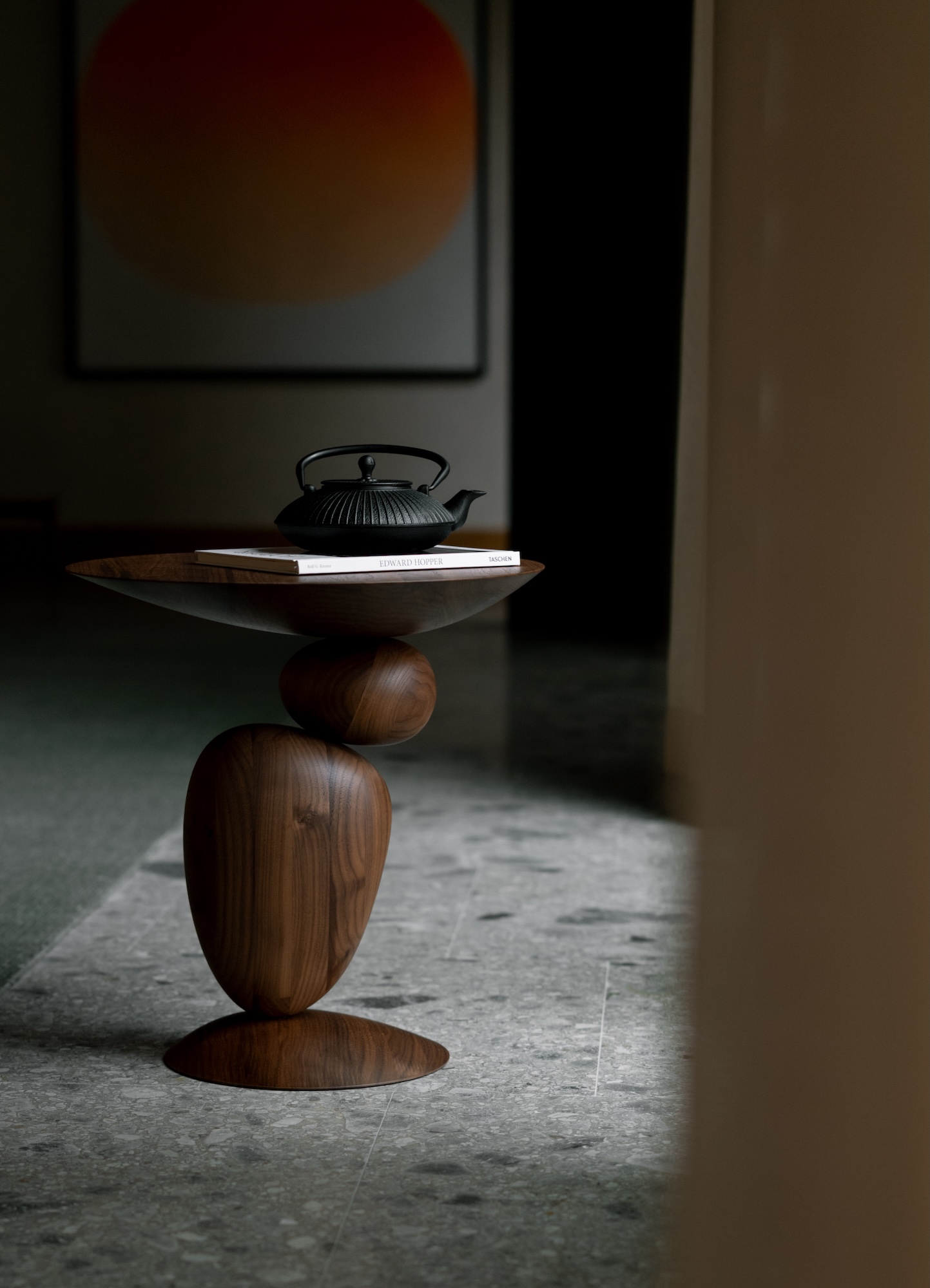 Beistelltisch LIGNA in Schwarznuss mit Teekanne vor einem Kunstwerk – Interior Design von Thomas Mang
