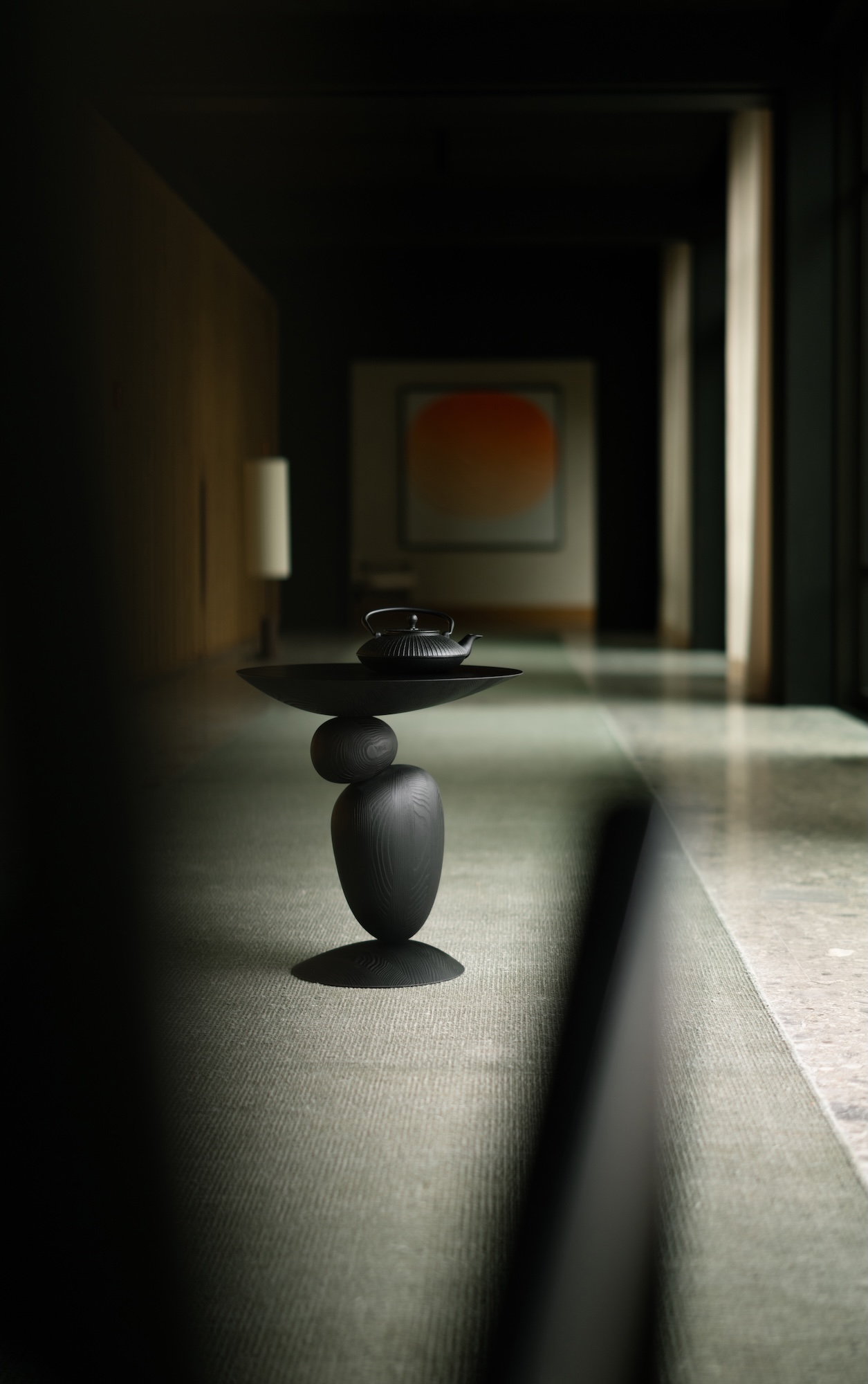 Schwarzer Beistelltisch LIGNA in einem langen Flur – skulpturales Interior Design von Thomas Mang