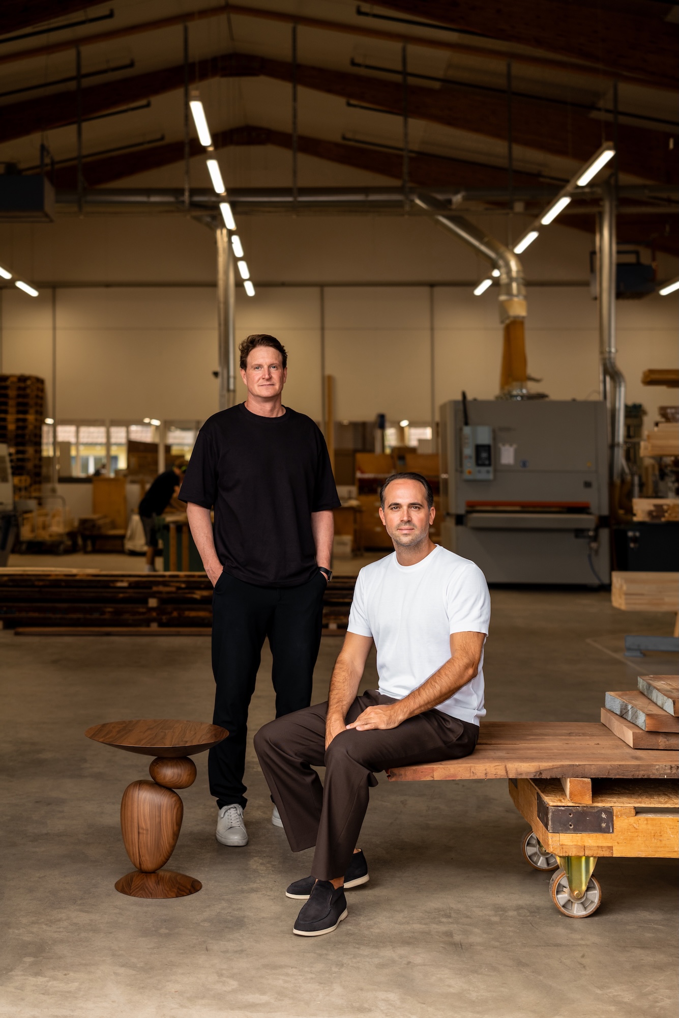 THOMAS MANG Studio und Röthlisberger in der Manufaktur mit dem Beistelltisch LIGNA